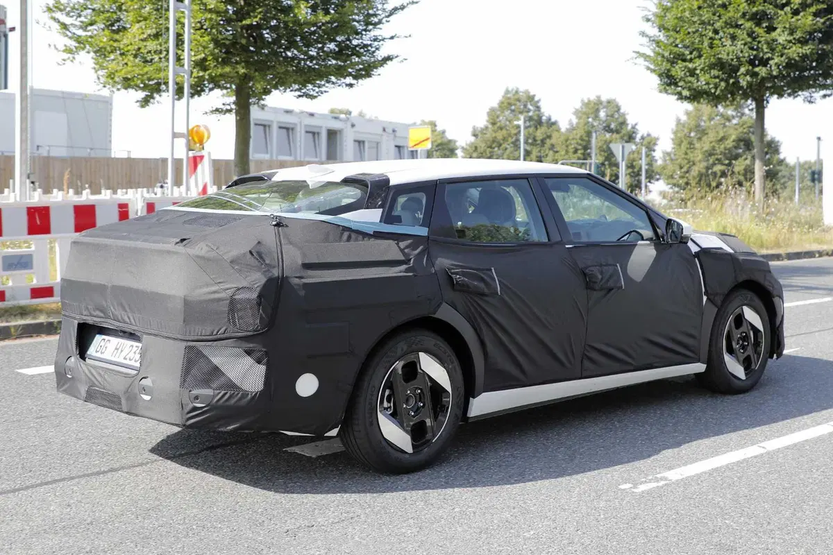 Kia non dice addio alle berline, avvistata la nuova EV4 | Foto Spia  (8)
