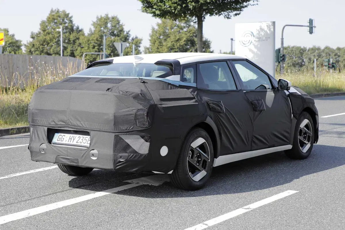 Kia non dice addio alle berline, avvistata la nuova EV4 | Foto Spia  (9)