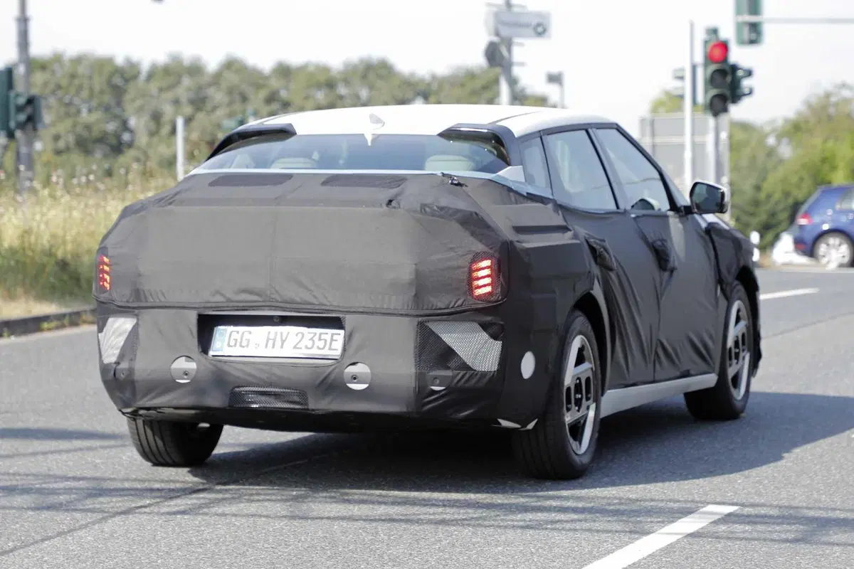 Kia non dice addio alle berline, avvistata la nuova EV4 | Foto Spia  (10)
