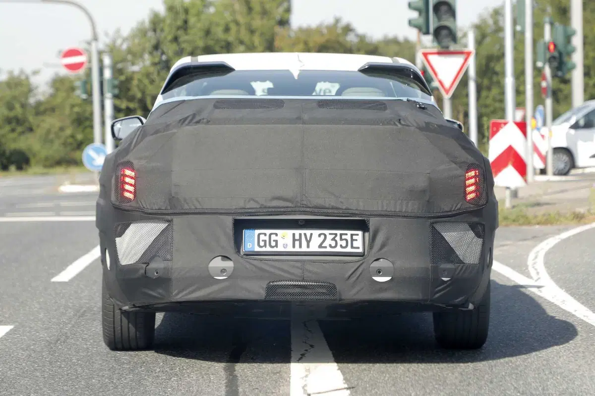Kia non dice addio alle berline, avvistata la nuova EV4 | Foto Spia  (11)