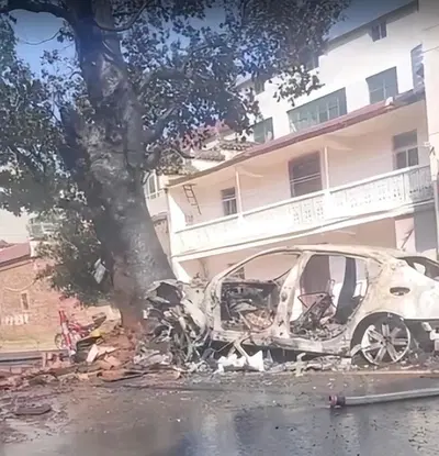 Un albero di 400 anni "taglia la strada" ad una Maserati: incendio
