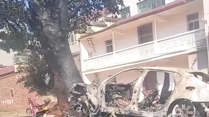 Un albero di 400 anni "taglia la strada" ad una Maserati: incendio