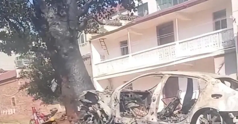 Un albero di 400 anni "taglia la strada" ad una Maserati: incendio