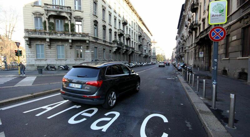 Milano: proposta Area C a 10 euro, oppure pagate anche nel weekend. Confcommercio dice no 