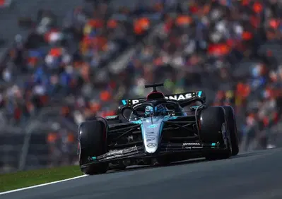 F1. Nel venerdì di Zandvoort si fanno vedere Mercedes e McLaren. Ma il vento spazza via ogni certezza
