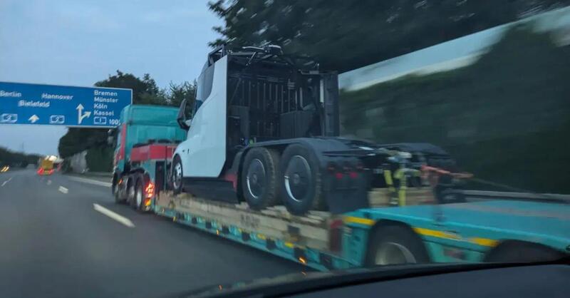 Tesla Semi, strano avvistamento in Germania, non &egrave; ancora omologato 