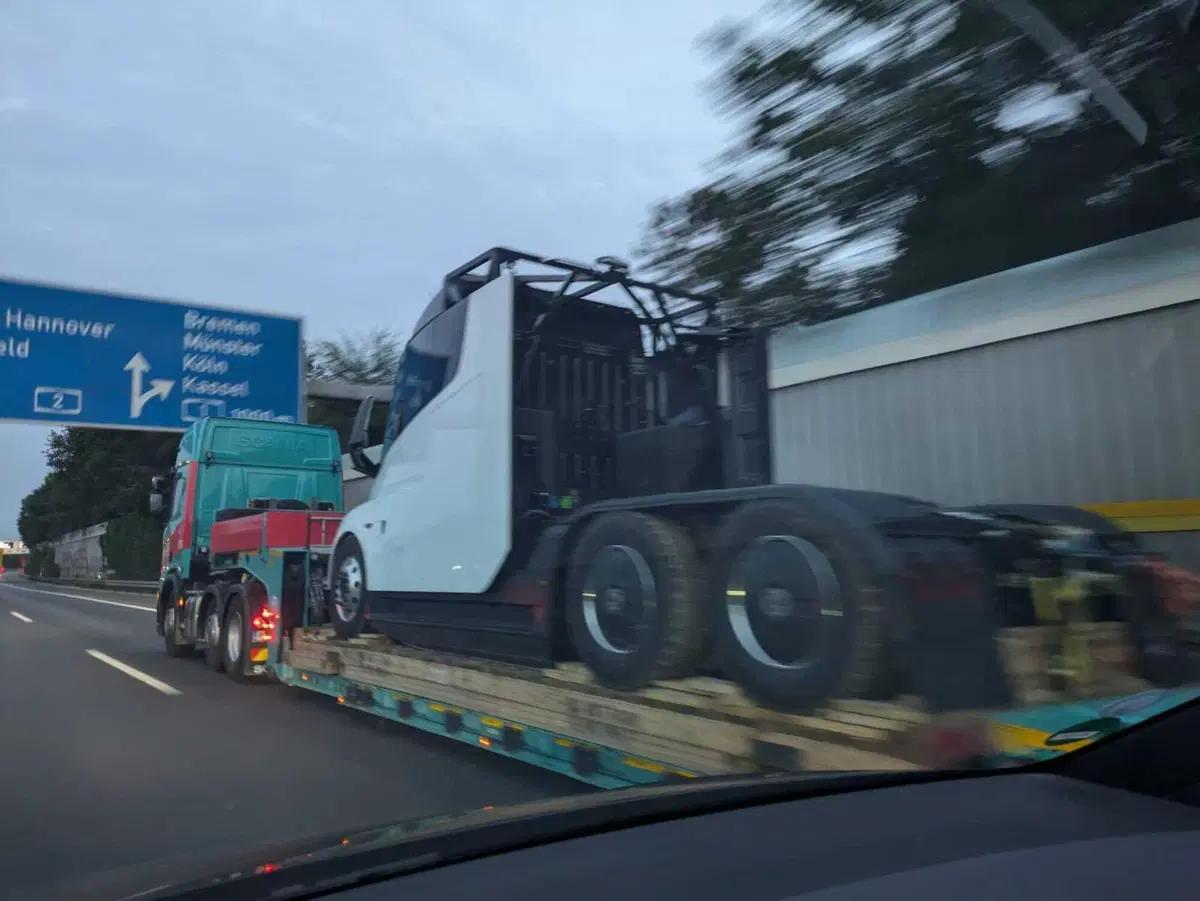 Tesla Semi, strano avvistamento in Germania, non è ancora omologato  (3)