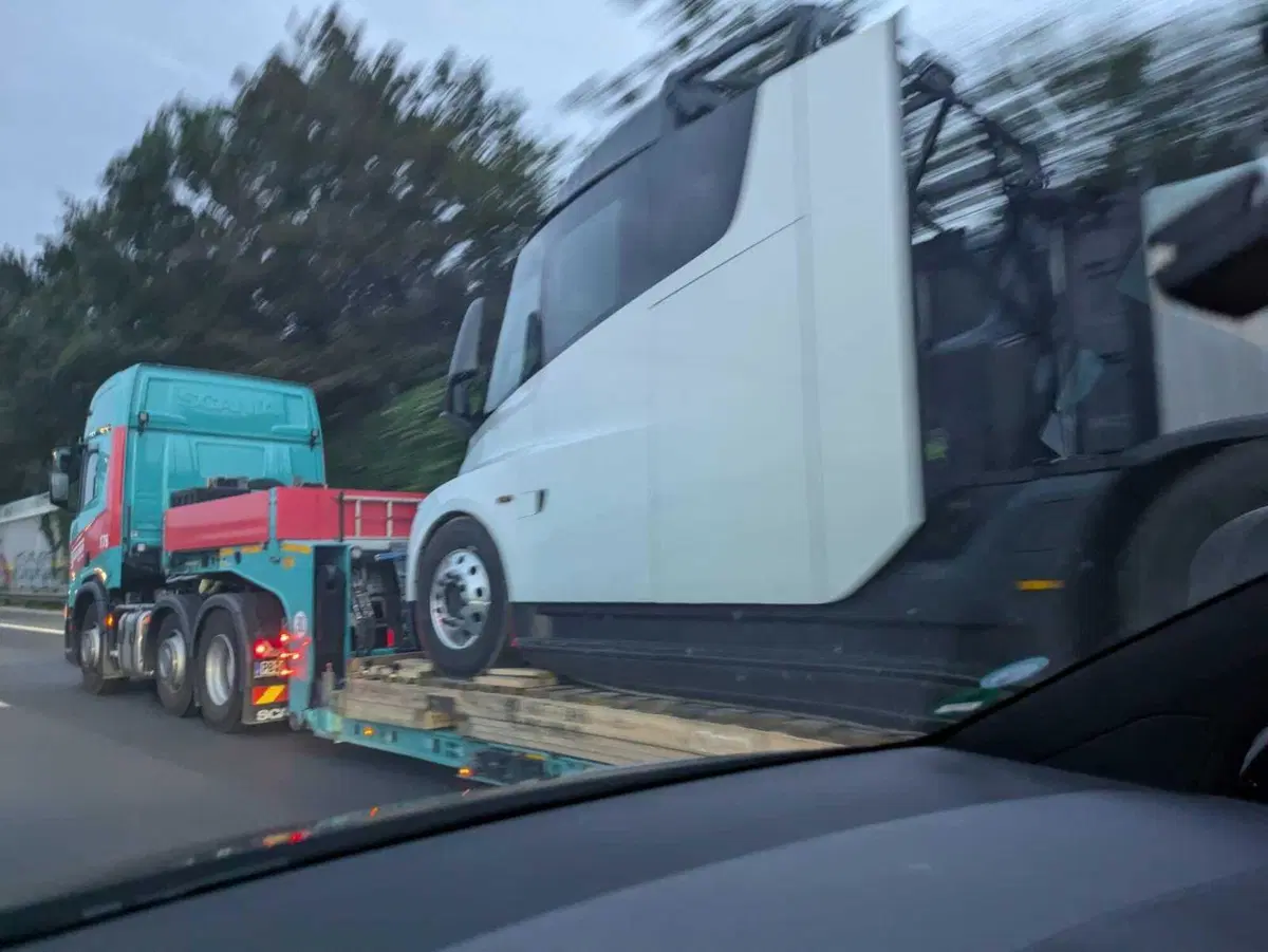 Tesla Semi, strano avvistamento in Germania, non è ancora omologato 