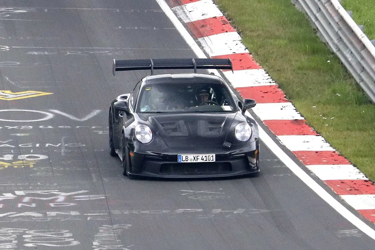 Porsche 911 GT3 RS: al Nurburgring è stato avvistato il facelift | Foto Spia  (2)