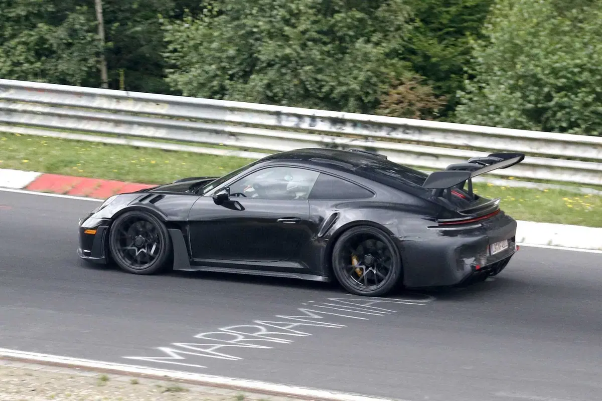 Porsche 911 GT3 RS: al Nurburgring è stato avvistato il facelift | Foto Spia  (8)