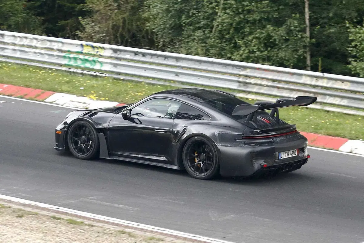 Porsche 911 GT3 RS: al Nurburgring è stato avvistato il facelift | Foto Spia  (9)
