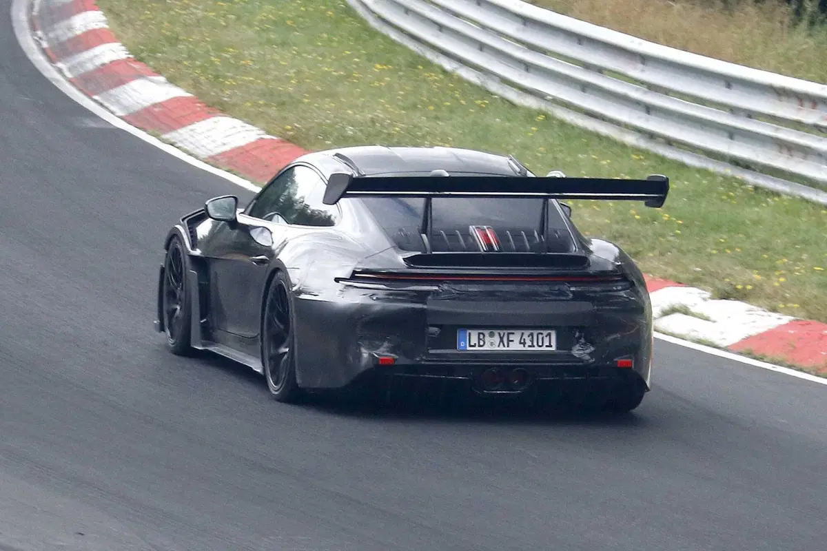 Porsche 911 GT3 RS: al Nurburgring è stato avvistato il facelift | Foto Spia  (12)