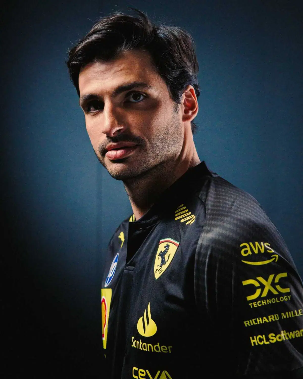 Formula 1. Ferrari si colora di nero per il Gran Premio d'Italia: presentata la collezione Carbon Fiber (3)