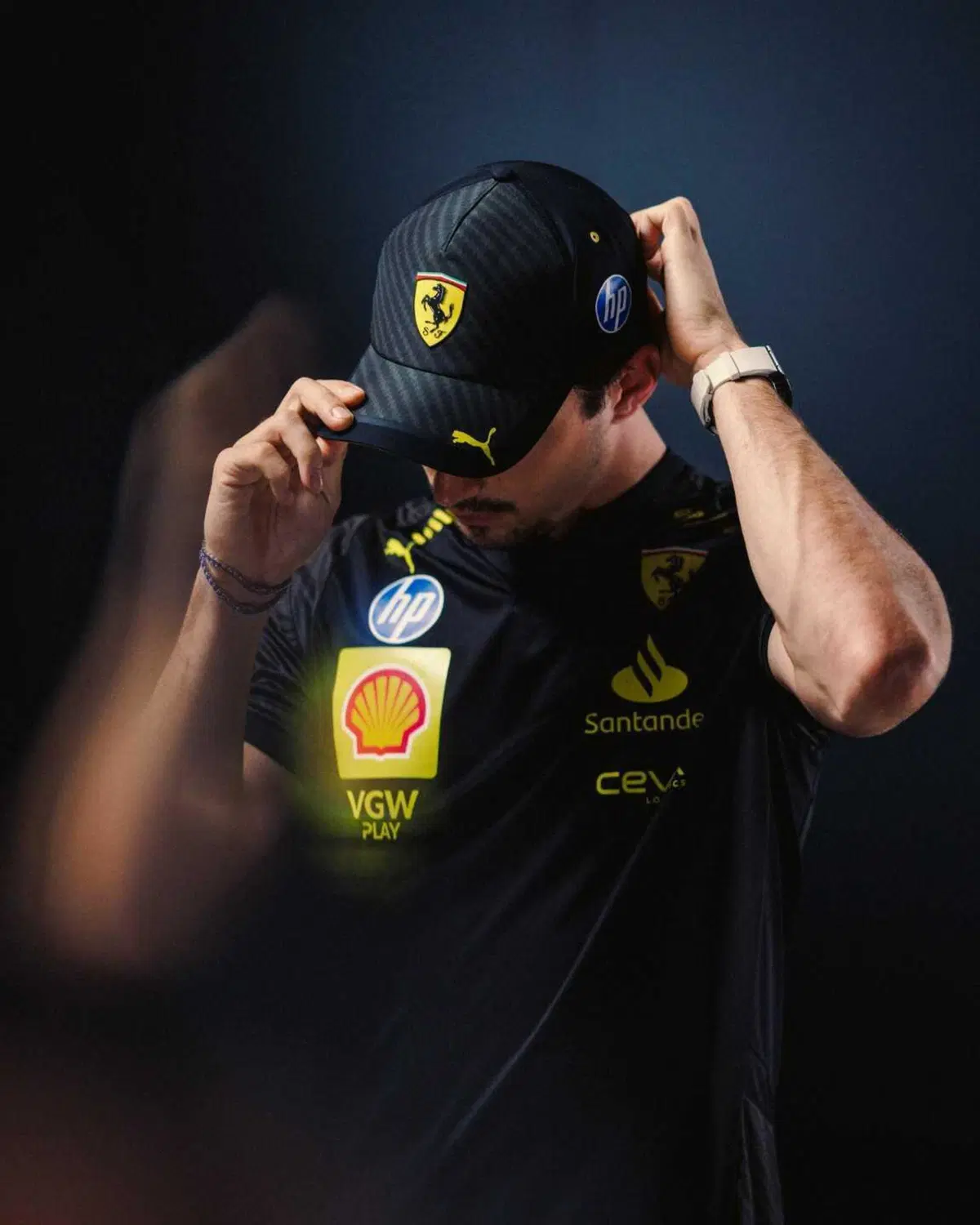 Formula 1. Ferrari si colora di nero per il Gran Premio d'Italia: presentata la collezione Carbon Fiber (5)