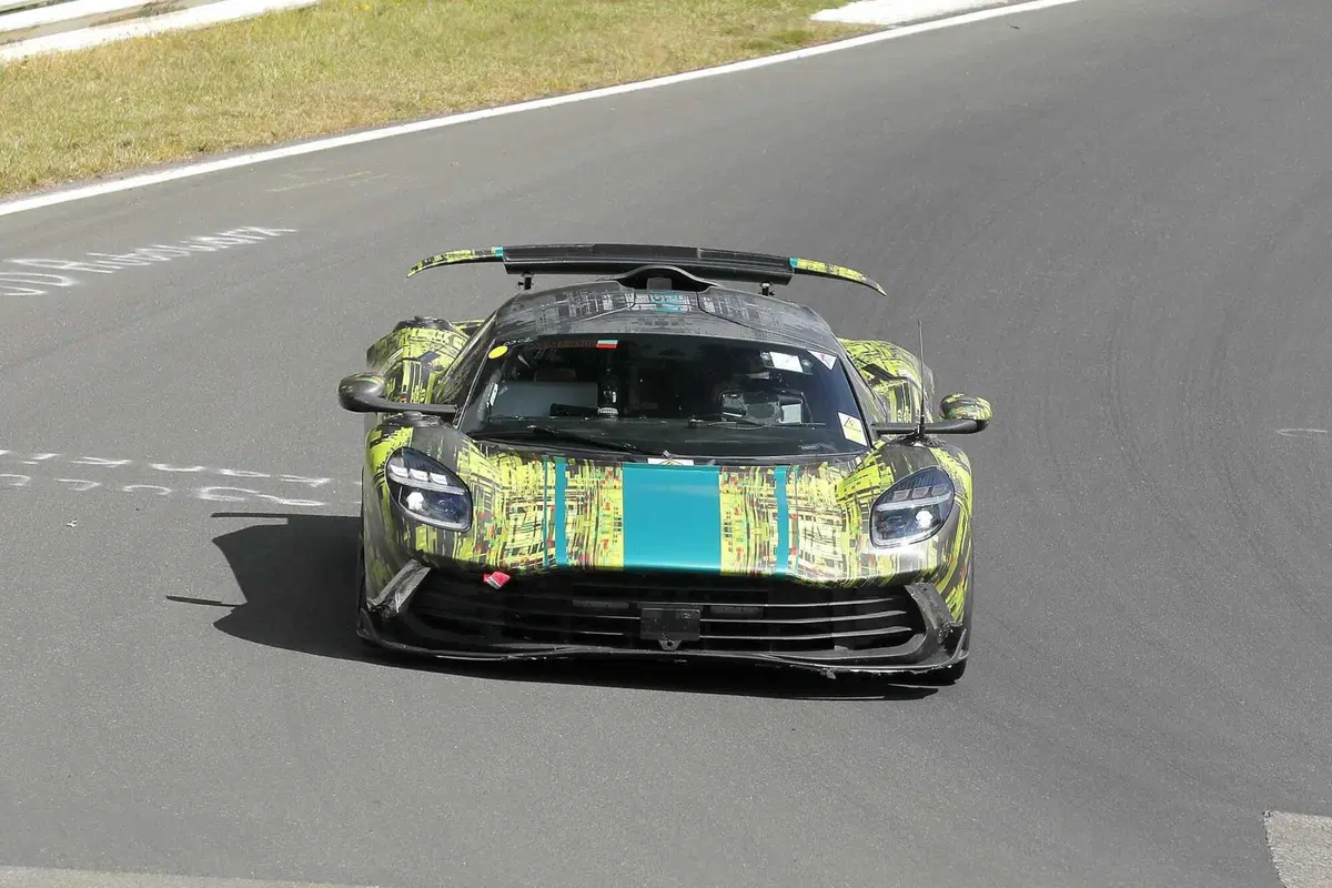 Aston Martin Valhalla (AMR): il missile terra-aria è al Nurburgring | Foto Spia (2)