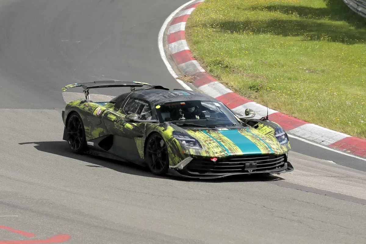 Aston Martin Valhalla (AMR): il missile terra-aria è al Nurburgring | Foto Spia (3)