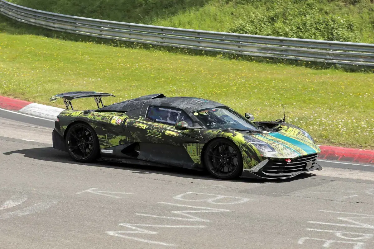 Aston Martin Valhalla (AMR): il missile terra-aria è al Nurburgring | Foto Spia (4)