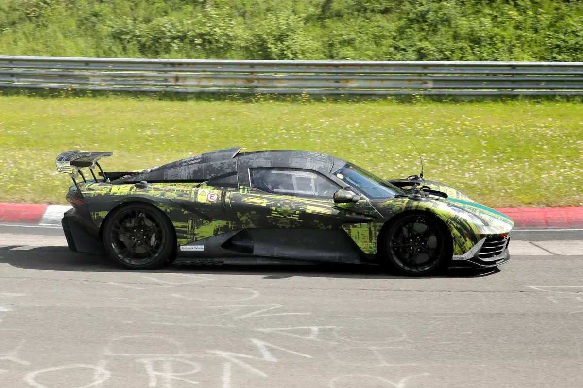 Aston Martin Valhalla (AMR): il missile terra-aria è al Nurburgring | Foto Spia (5)