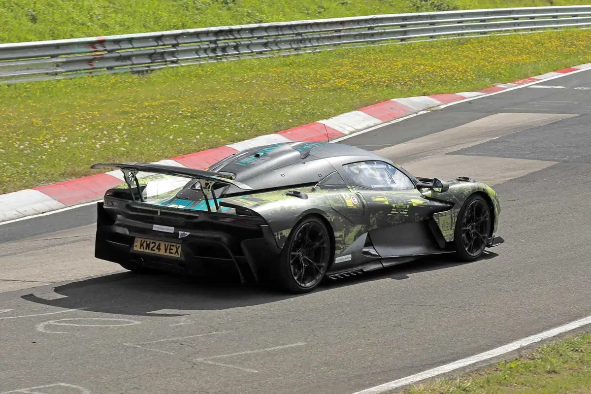 Aston Martin Valhalla (AMR): il missile terra-aria è al Nurburgring | Foto Spia (7)