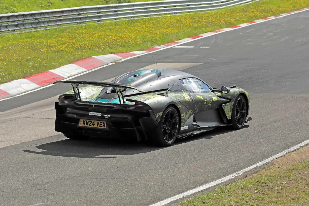 Aston Martin Valhalla (AMR): il missile terra-aria è al Nurburgring | Foto Spia (8)