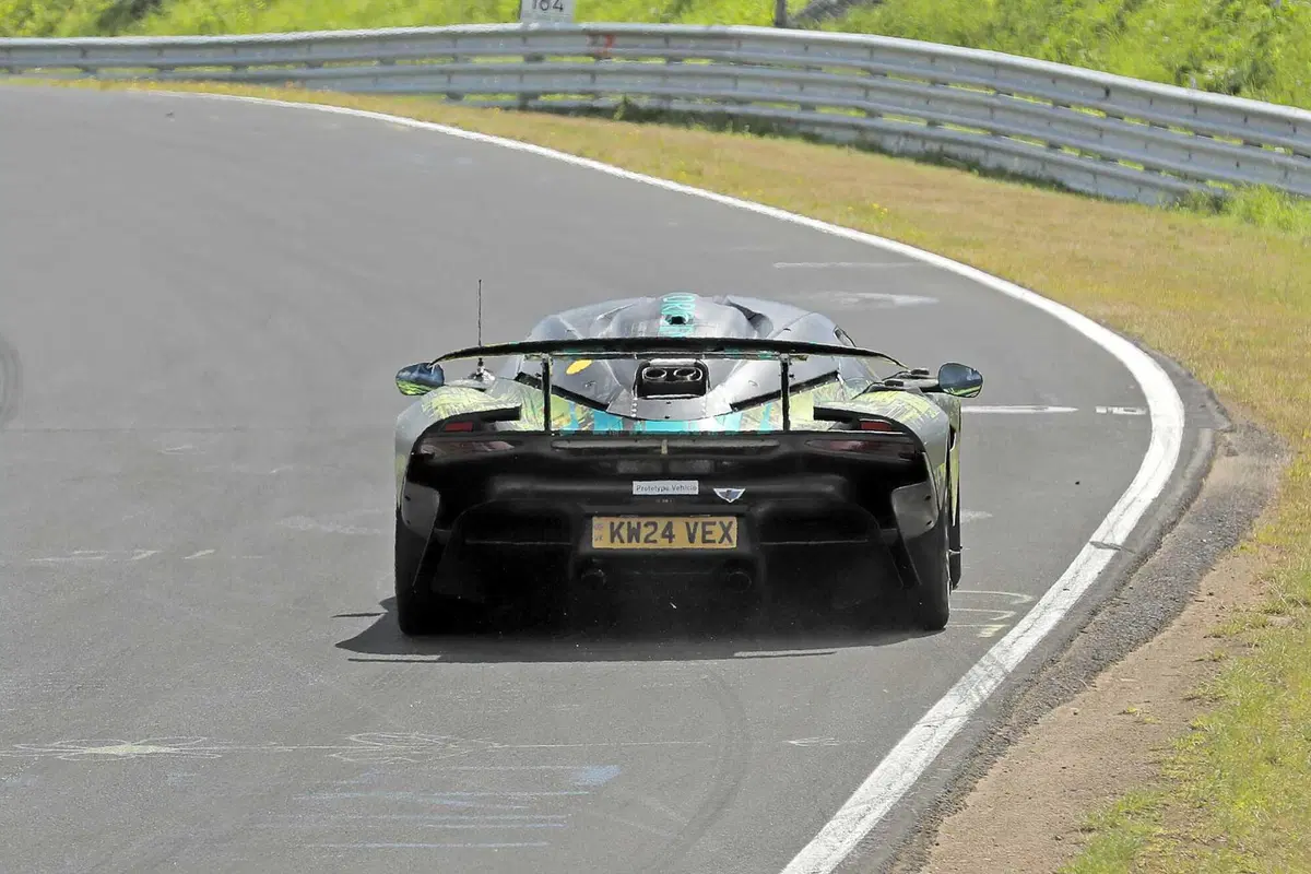 Aston Martin Valhalla (AMR): il missile terra-aria è al Nurburgring | Foto Spia (11)