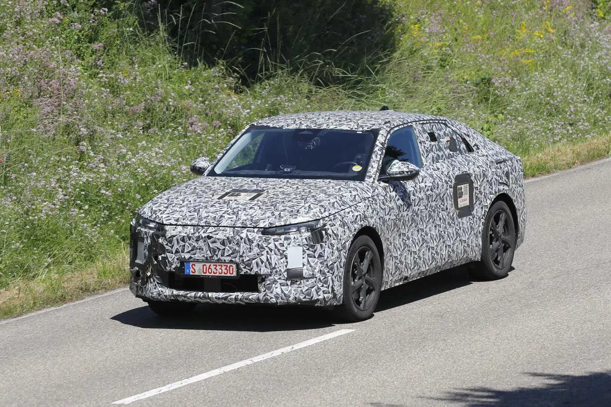 DS 8: ecco la nuova ammiraglia elettrica con un'autonomia di 700 km | Foto Spia (2)