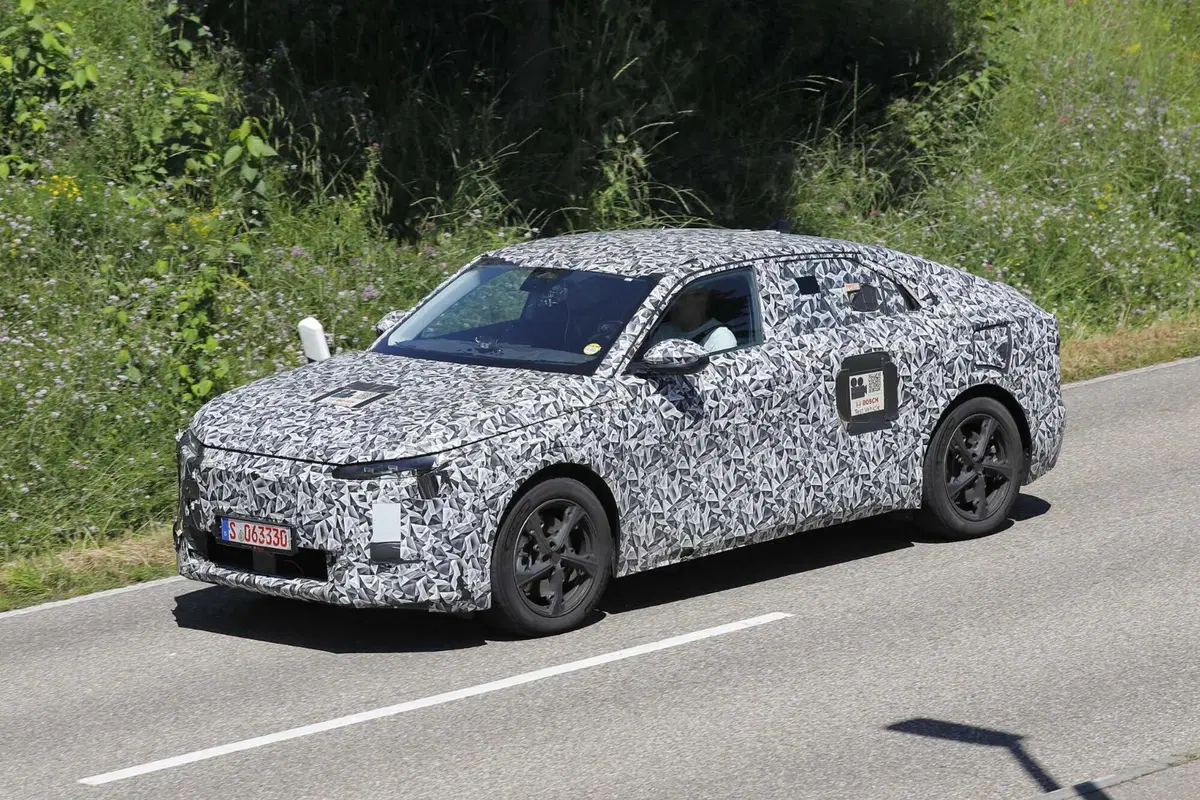 DS 8: ecco la nuova ammiraglia elettrica con un'autonomia di 700 km | Foto Spia (3)
