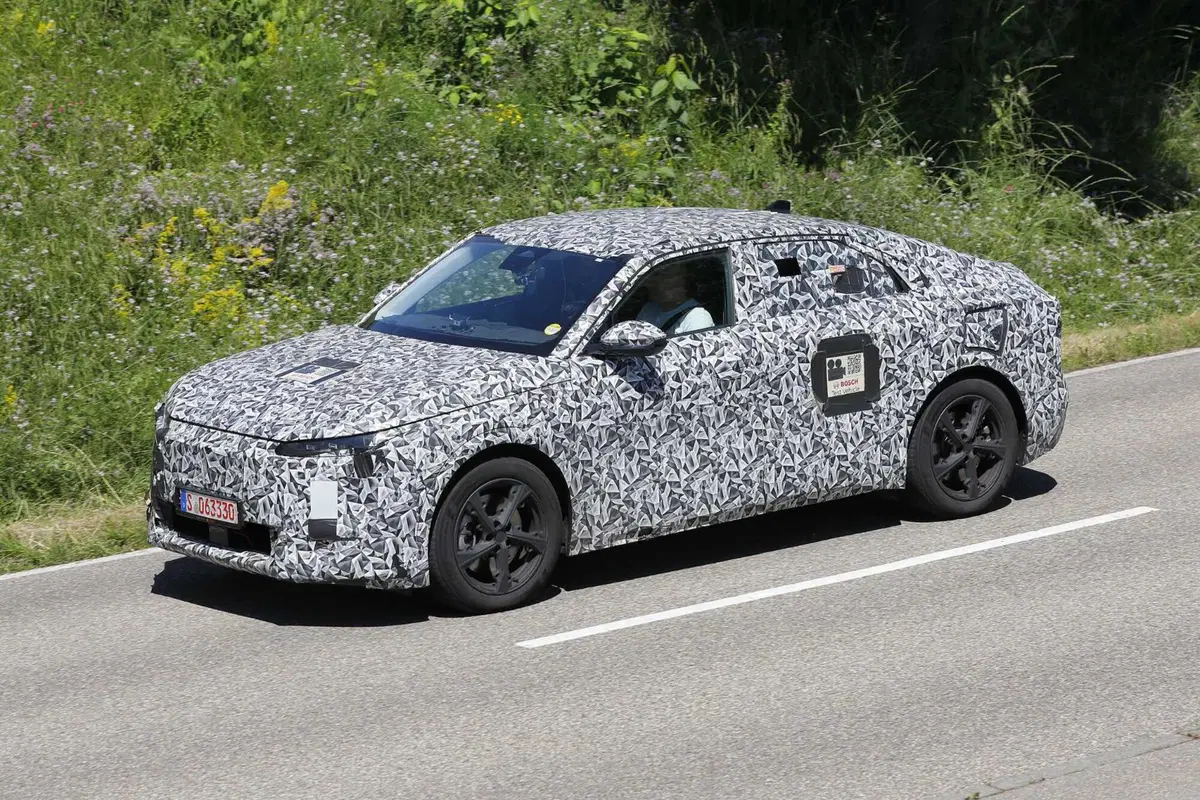 DS 8: ecco la nuova ammiraglia elettrica con un'autonomia di 700 km | Foto Spia (4)