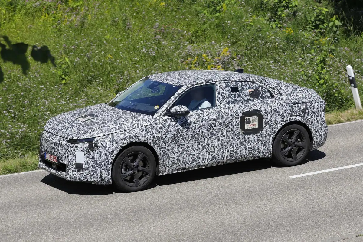 DS 8: ecco la nuova ammiraglia elettrica con un'autonomia di 700 km | Foto Spia (5)