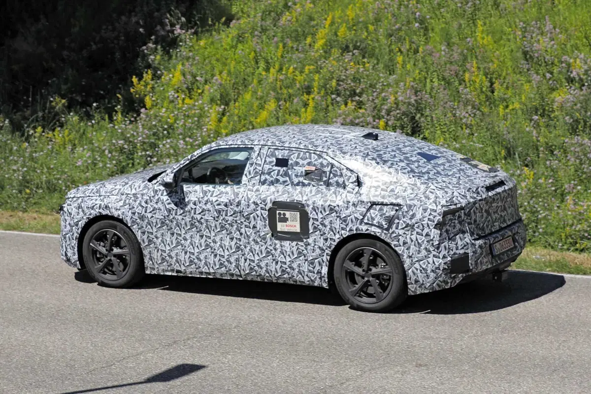 DS 8: ecco la nuova ammiraglia elettrica con un'autonomia di 700 km | Foto Spia (6)