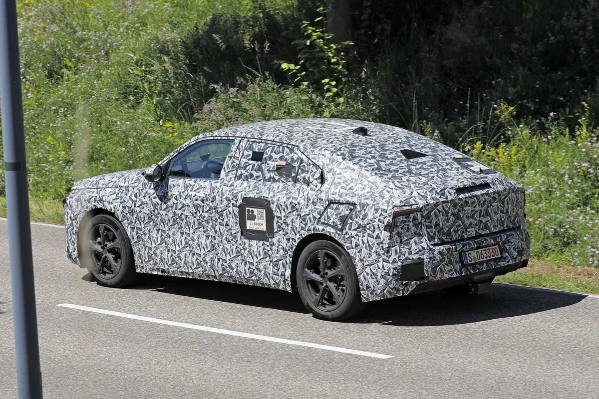 DS 8: ecco la nuova ammiraglia elettrica con un'autonomia di 700 km | Foto Spia (7)