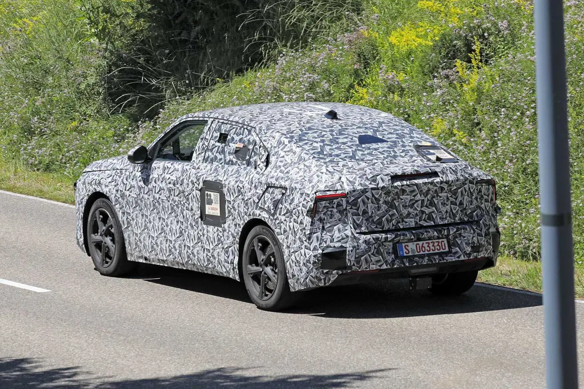 DS 8: ecco la nuova ammiraglia elettrica con un'autonomia di 700 km | Foto Spia (8)