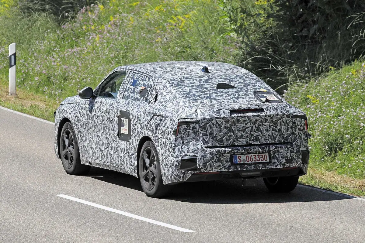 DS 8: ecco la nuova ammiraglia elettrica con un'autonomia di 700 km | Foto Spia (9)