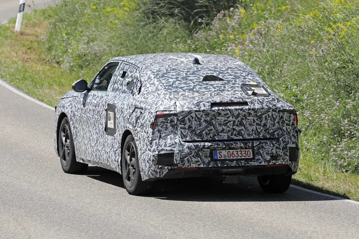 DS 8: ecco la nuova ammiraglia elettrica con un'autonomia di 700 km | Foto Spia (10)