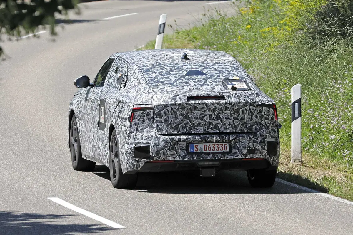 DS 8: ecco la nuova ammiraglia elettrica con un'autonomia di 700 km | Foto Spia (11)