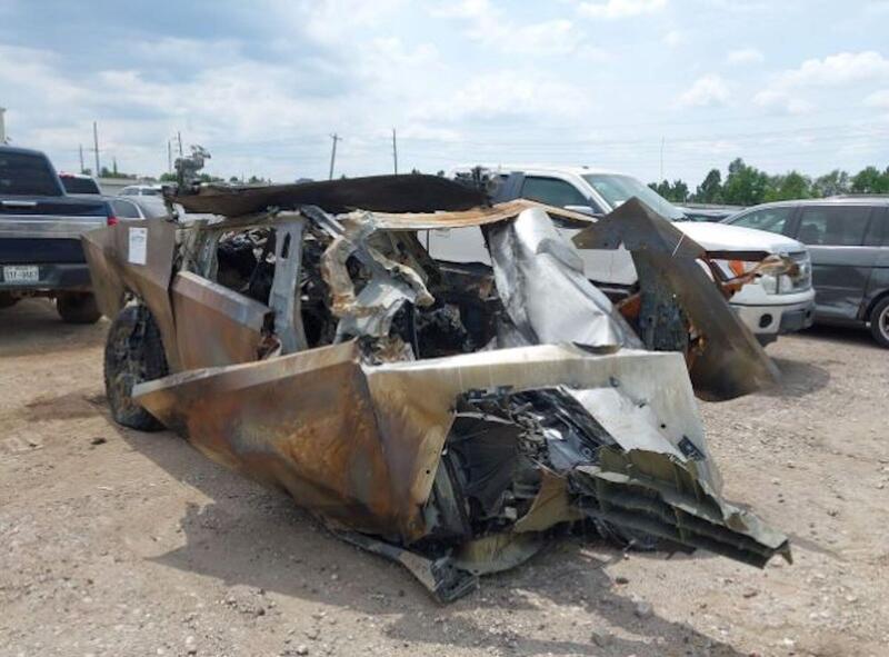 Tesla Cybertruck: non si capisce pi&ugrave; qual &egrave; il davanti o il didietro