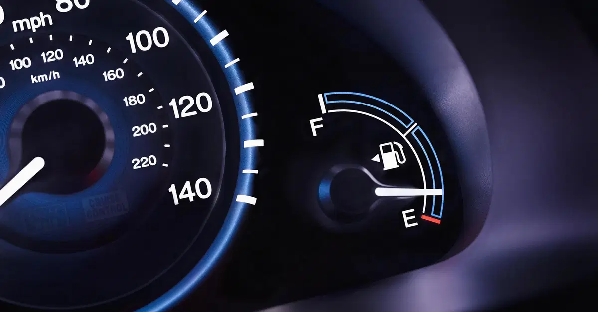 Alla pompa di benzina: meglio fare il pieno o 10 euro alla volta? I pro e i contro
