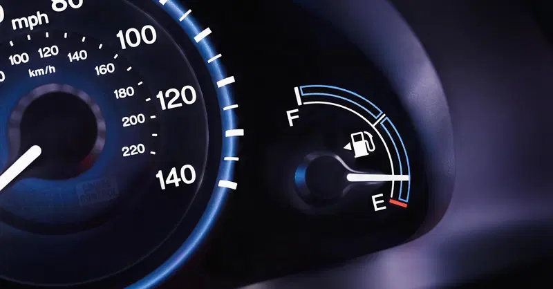 Alla pompa di benzina: meglio fare il pieno o 10 euro alla volta? I pro e i contro