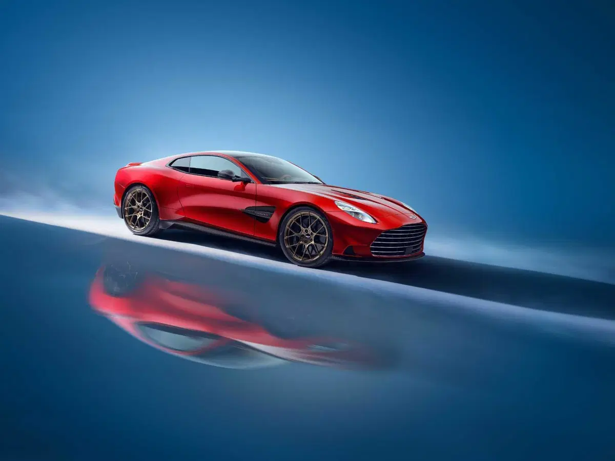 Aston Martin Vanquish: il ritorno dell'auto di James Bond più potente che mai col 12V  (4)