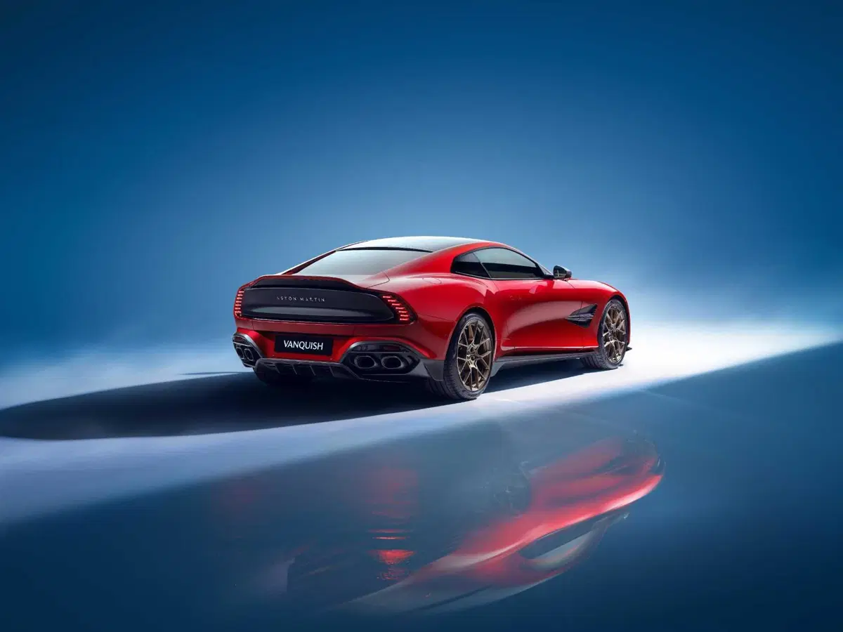Aston Martin Vanquish: il ritorno dell'auto di James Bond più potente che mai col 12V  (7)