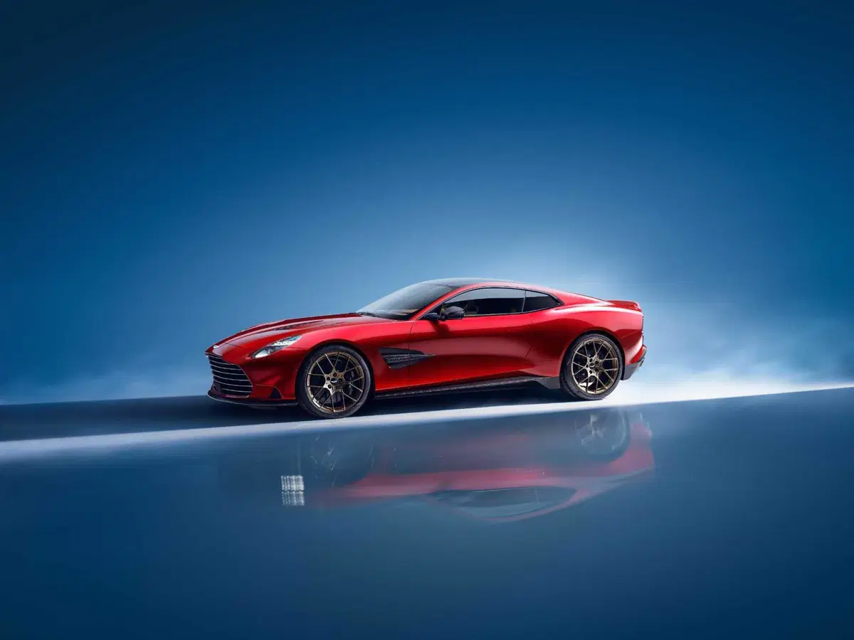 Aston Martin Vanquish: il ritorno dell'auto di James Bond più potente che mai col 12V  (8)