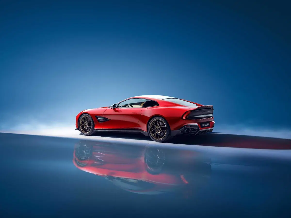 Aston Martin Vanquish: il ritorno dell'auto di James Bond più potente che mai col 12V  (9)