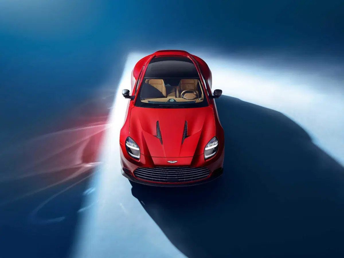 Aston Martin Vanquish: il ritorno dell'auto di James Bond più potente che mai col 12V  (10)
