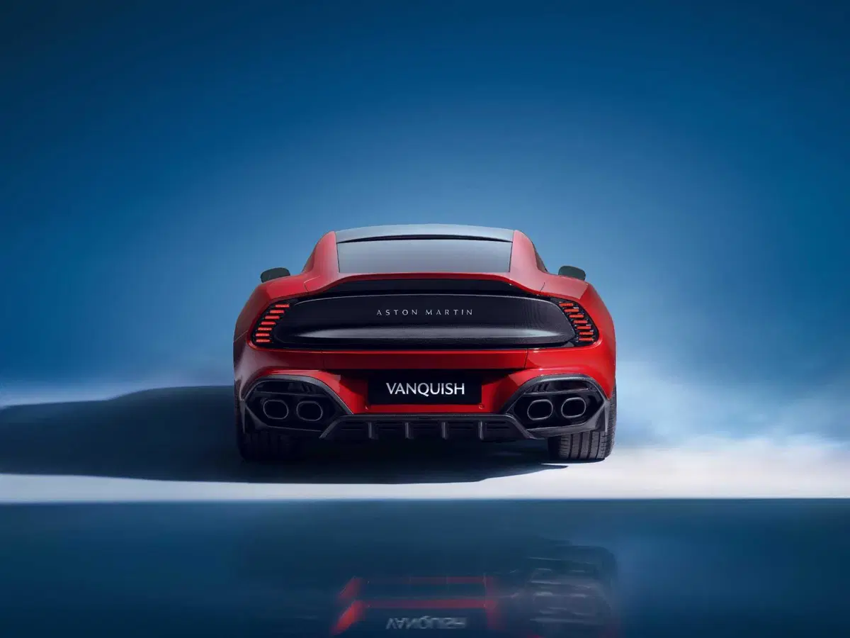 Aston Martin Vanquish: il ritorno dell'auto di James Bond più potente che mai col 12V  (11)