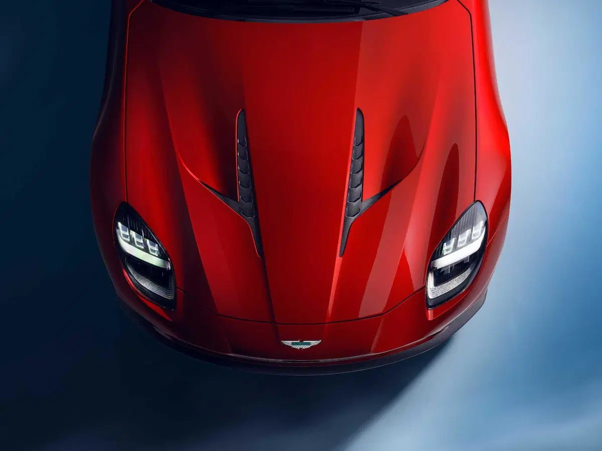 Aston Martin Vanquish: il ritorno dell'auto di James Bond più potente che mai col 12V  (13)