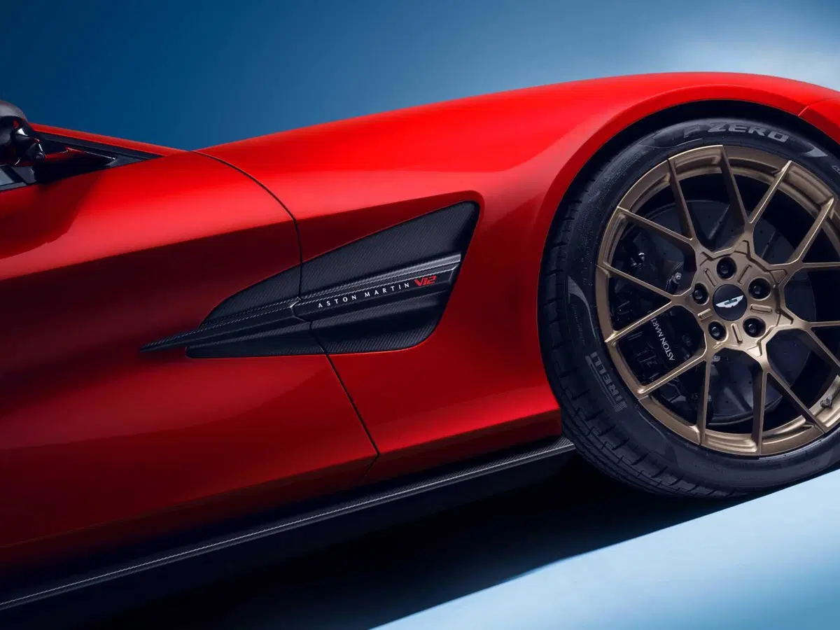 Aston Martin Vanquish: il ritorno dell'auto di James Bond più potente che mai col 12V  (18)