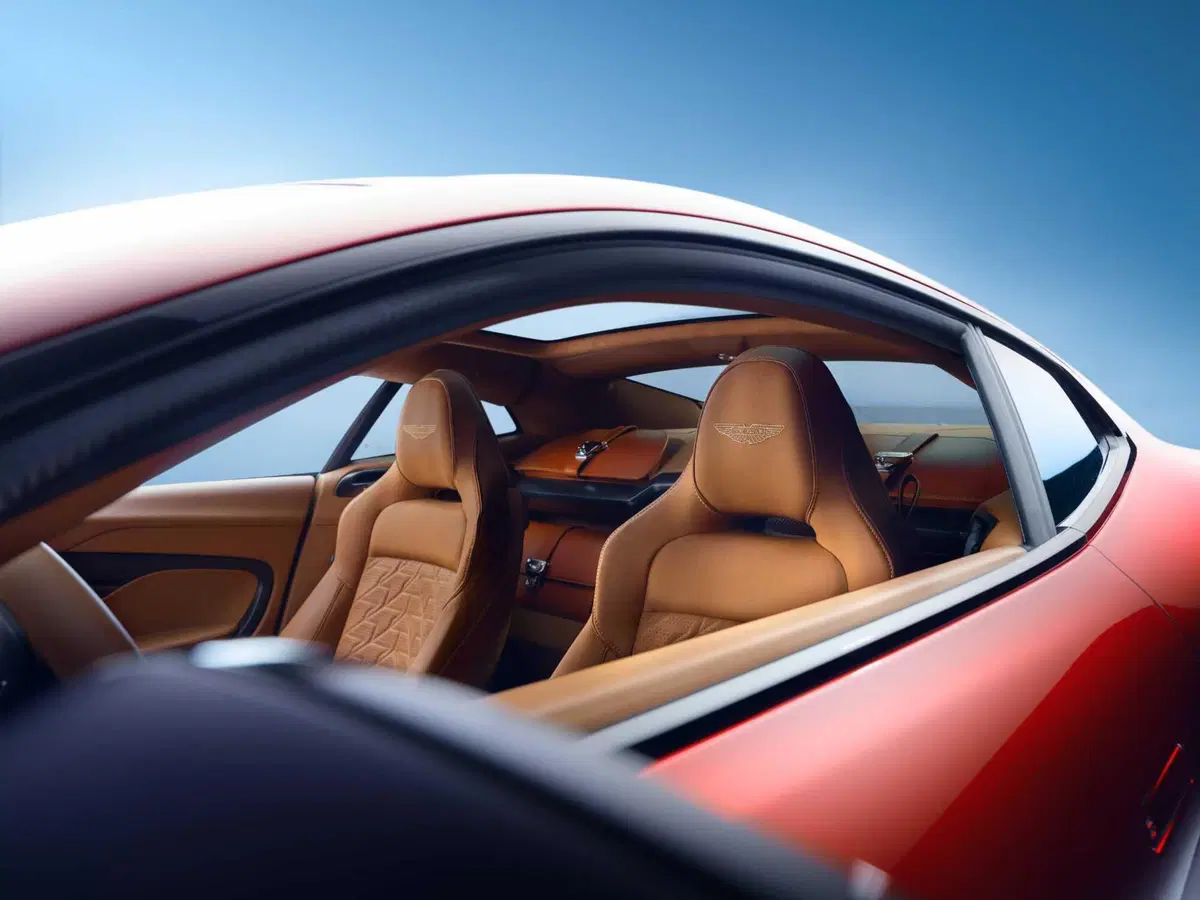 Aston Martin Vanquish: il ritorno dell'auto di James Bond più potente che mai col 12V  (20)