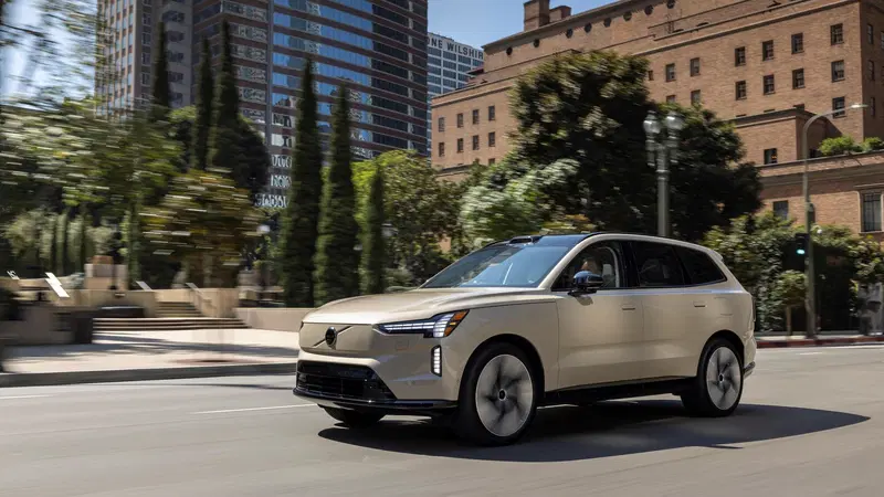 Volvo EX90: al debutto (con ritardo) la nuova grande Suv elettrica 