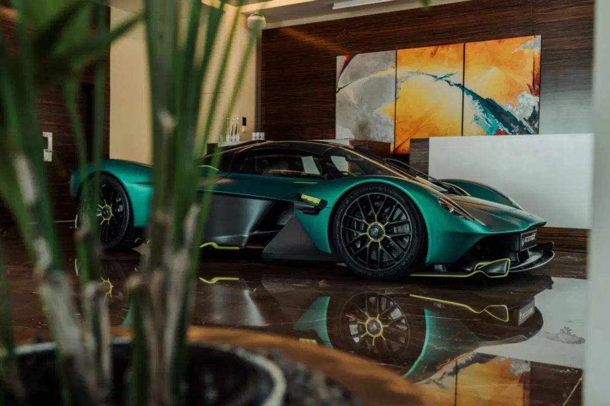 F1. Fernando Alonso guida la sua nuova Aston Martin Valkyrie, persino i pedali sono personalizzati (2)
