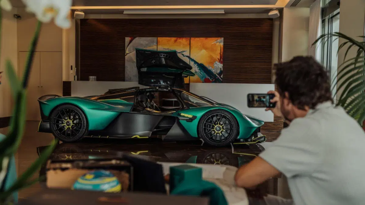F1. Fernando Alonso guida la sua nuova Aston Martin Valkyrie, persino i pedali sono personalizzati (3)